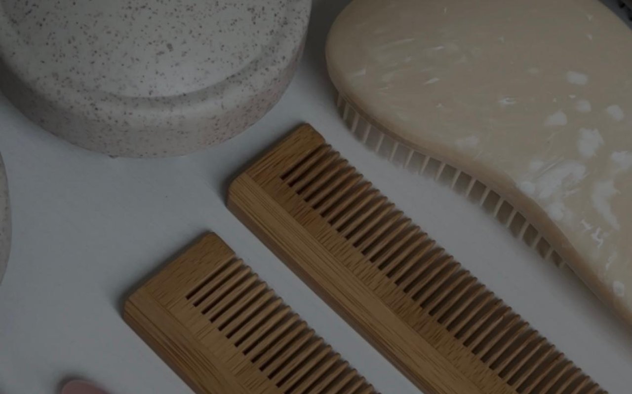 Houten kammen en een borstel voor hairplay op het blad in de salon